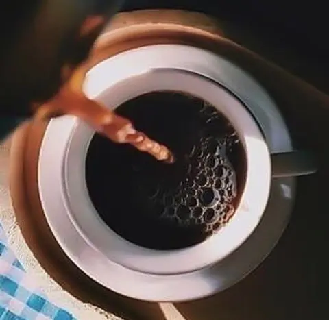 ‏☕ القهوه ☕ ‏... ليست طعم رائع... وعشق وإدمان... إنما هي لحظة جميلة... توضع في فنجان