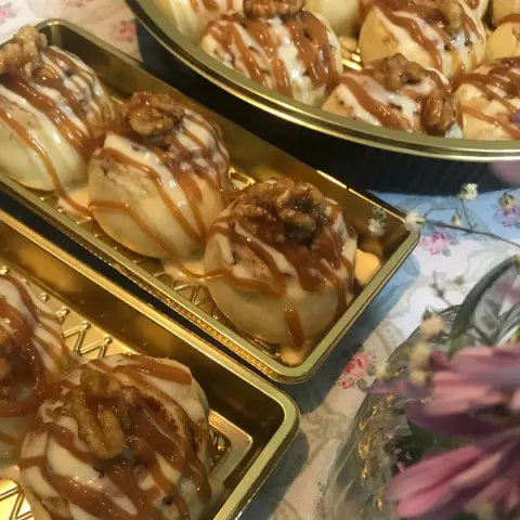 فيه تشابه بين الخميس و السينابون ؟