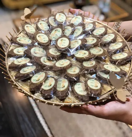 من ضيافتنا لمناسباتكم الطباعة على شوكلت " باختياركم للعبارة " ٣٠ حبة بـ ١٢٠ ريال