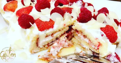 gluten free strawberry shortcake كيك الفراولة خالي من الجلوتين #glutenfree #glutenfreerecipes #gluten_free_jeddah #gluten_free_ksa #خالي_من_القمح #خالي #خالي_من_الجلوتين #خالية_من_الجلوتين #خالي_من_الغلوتين#سيلياك_celiac #سيلياك_السعودية
