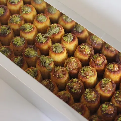 ميني البسبوسة بالتوفي والبيستاشيو
