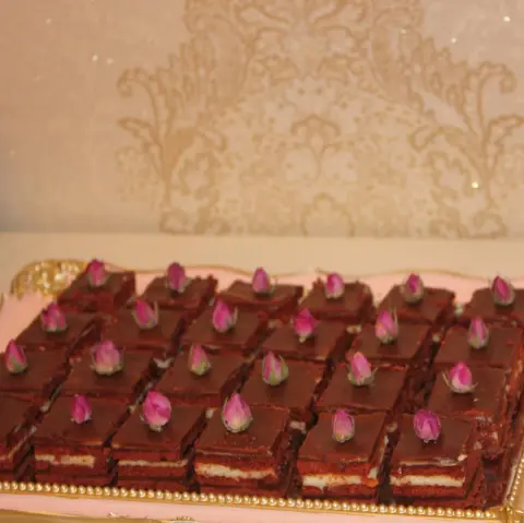 حلا طبقات الجوزا الصينيه 120 ريال . . . اقرنوا إعجابكم بذكر الله . . #حلا #حلويات #تشوكلت #sweet #chocolate #sweets . . لـ طلب منتجاتنا من الحلويات بأنواعها ▪️WhatsApp : ▪️Snapchat : Basic_sweets