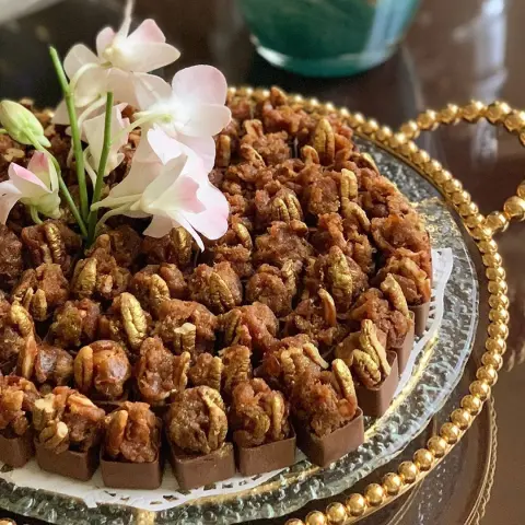 جديدنا حلى الشتوية شوكولاتة القشد المزينة بجوز البيكان الذهبي✨ #حلويات_ودان #حلويات #حلى_الشتاء #شوكولاته