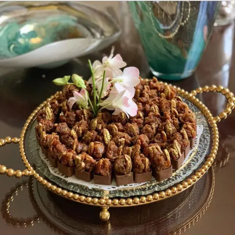 جديدنا حلى الشتوية شوكولاتة القشد المزينة بجوز البيكان الذهبي✨ #حلويات_ودان #حلويات_الرياض #قشد #شوكولاته