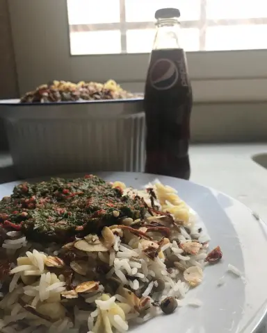 طريقة الكشري رز عدس مكرونه الطريقه :- نسلق الرز و المكرونه و العدس بعد مايخلصون سلق نحط طبقة رز فوقها عدس بعدها مكرونه و نحط فوقه كشنه و نسوي معاه صوص الصوص : طماطم وحده شوي بقدونس و شبت و نعناع فص ثوم ليمون شوي ملح شوي فلفل اسود ونخلطهم بالخلاط و بالعافيه ❤️ . . . #مذاق_العنب #طلبيات #طلبات #طبخ #الرياض #الهلال #ورق_عنب #ورق_عنب_بالحامض_ودبس_الرمان #شاليهات_للايجار #شاورما #ماركات #طبخات #طبخات_سريعه #الفناء #الرياض #الفناء #الشرقيه #مطاعم #مطعم #مسلسلات_تركية #مسلسلات_تركيه #زوجتي_الخطيرة #اليوم_الثامن#حب_ابيض_اسود #تركيا#فضيلة_وبناتها #حكايتنا #اشرح_ايها_البحر_الاسود #العهد #القاع