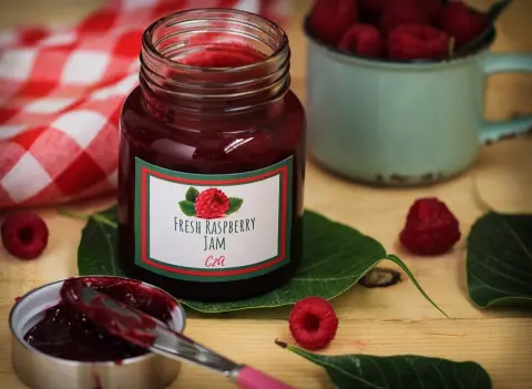 نصنع مربى توت العليق طازجًا ليضيف لـ كوكيز اللينزر الخاص بنا مذاقًا مميزًا . Our raspberry jam is freshly made by us to make our Linzer cookie incredible in both taste and shape