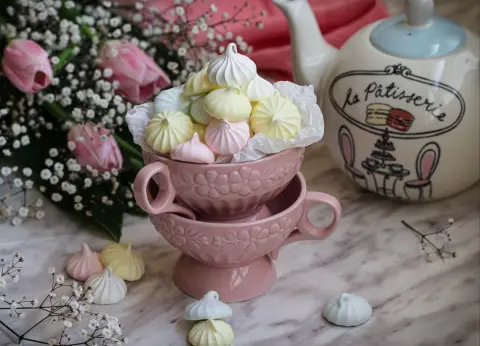 كوكيز المارينج بالفانيلا هي نكهة آخرى تجدونها بصندوق الكوكيز الخاص بنا . Vanilla meringue cookie is also included in our special box