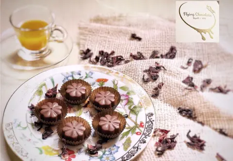 شوكولاتة بنكهة تشيز الورد اللذيذ . #حلويات_قهوة #شوكولاتة #chocolate #بيستاشيو