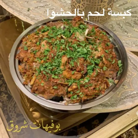 أم العيون السود والرمش فتان.. اللي رمتني بحبها يا حلاها.. غمازيتين الخد والخد مليان.. وطول الشعر لا طاح كله وراها.. ولا الشفايف لونها لون رمان.. والعنق طوله زايدا في حلاها.. اما طباعه يا عرب ما به انسان.. مشابهن للي اوصف نواها.. كبسة الحم بالحشوا