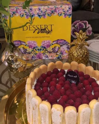 شارلوت كيك بالمانجو طبقات من التيراميسو كيك محشيه بالكريمه الغنية و اللذيذه وطبقات من حشوة المانجو ومغطاة بحبات التوت الأحمربـ٢٠٠ ريال