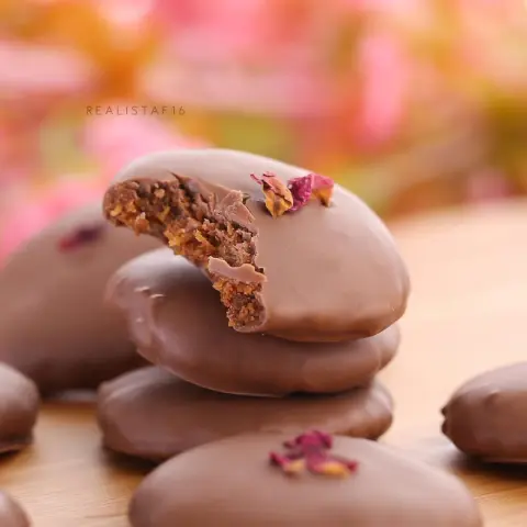 . . ‫كلما اتسعت مساحة التفاؤل في عينيك رأيتَ نعيماً لا يبصرهُ الا من احسن ظنهُ بالله ، وأن الله معَه ✨‬