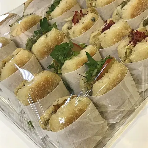ميني ميني ساندوتش خبز الزيتون حجم صغير مناسب للتقديمات . جبن حلوم جبن تشيدر بالزيتون الحار خضار مشويه شاورما فلافل . الصحن : 30 قطعه ب 130 ريال #سرمخبزي