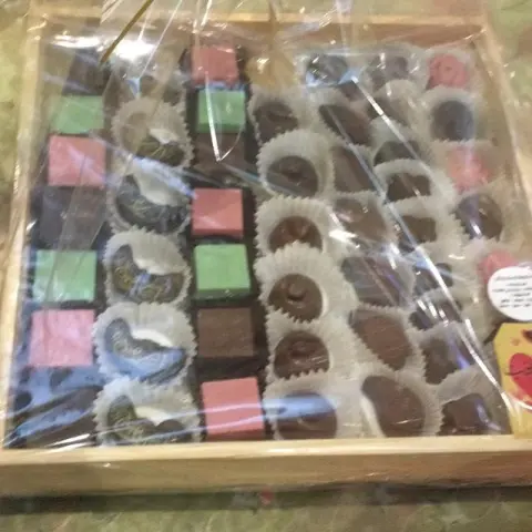 الحجم العائلي صينيه خشب تحوي ٥٠ قطعه شوكولاته بلجيكي