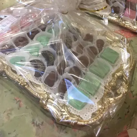 صينيه ذهبيه فيها ٤٠قطعه شكولاته بلجيكي محشيه بحشوات منوعه وشوكولاته مطبوعه