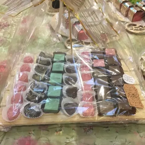 شكل وحجم اخر من الصواني ب٨٠ ريال