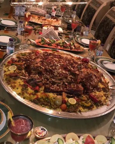 منشن اللي ودك تعزمه على هالسفره #رزيزه #عزيمه #ذبيحه_محشيه #كشتات #عشا #بوفيهات_vip #
