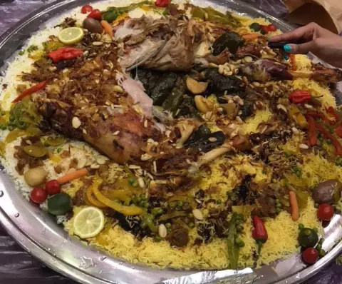 السر باللحمه ولّا بورق العنب ؟! #رزيزه #ذبيحتي #مخيمات_الرياض #ذبيحه_محشيه #شاليهات_الرياض #طبخ_بيت