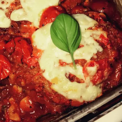 Chicken parmesan صحن صدور دجاج ٤ فصوص ثوم نصف بصله متوسطه مقطعه ناعم زيت زيتون طماطم معلبه ملعقه طعام معجون طماطم ريحان طازج و ورقه غار ملح و فلفل اسود رشه سكر جبنه موزاريلا جبنه بارميزان دقيق بيض بقسماط (ايطالي) نحمر البصل و الثوم في زيت الزيتون و بعدها نضيف معجون الطماطم و الطماطم المعلبه و ورق الغار و نتبلها بالملح و الفلفل الاسود و رشه ملح و نسيبها على نار هادئه لمده ٢٠ دقيقه. نغلف الدجاج بالدقيقي و البيض و البقسماط و نقليه الين يتحمر. نضع الدجاج في صينيه بايركس و نضيف الصوص و الجبنة و ندخلها الفرن ١٥ دقيقه بالقصدير الين يستوي بعدها نكشفها و نخليها تتحمر ٥ دقايق و بالعافيه