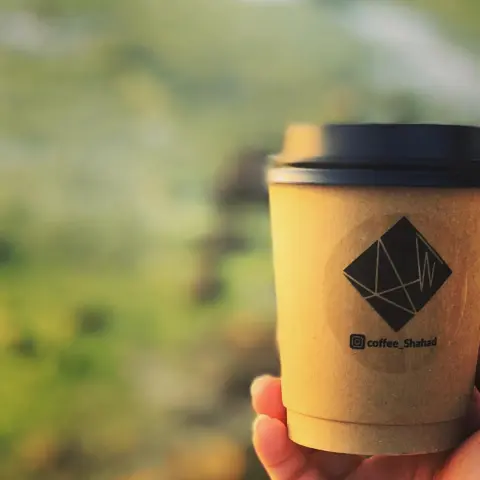 يقولك يد وحده ماتصفق ! بس تمسك كوب قهوه ✋☕️. . #قهوة_شهد