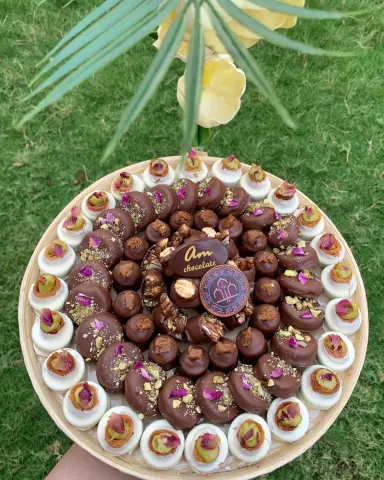 الحمدالله يارب على ثقتكم بنا اخر كميه من صواني العيد ( الأولويه للحجز المسبق ) - الصينيه فيها كيلو وربع شكولاته " أكثر من ٩٠ حبه شوكلت " الصينيه غير مسترده السعر ب ٤٠٠ #العيد #شكولاته