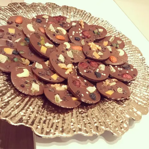 ‏كونك امرأة عليك أن تعلمي أنك جنة، انك نصف الحياة ، انك فصل الربيع،وقطرة غيث لأرض قاحلة