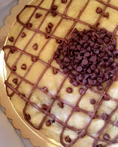 Cookie Cake . . كوكي كيك .. بالكيندر والنوتيلا ١٠٠ ريال فقط طيلة أيام العيد . . #كوكيز #حلويات #كيك #العيد #توزيعات #ضيافة #الرياض #حي_لبن #الأحمدية #ضاحية_لبن #شوكولاتة #عيديا #توصيل #طلبات #متاجر #متجر