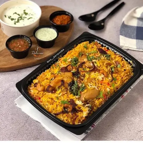 برياني الدجاج + سلطة اللبن اللذيذه من ديلشز حيكون متوفر غدا الجمعة لحجز طلباتكم عن طريق الواتساب حياكم #ديلشز #برياني #مطاعم_جده