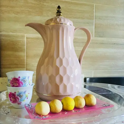 ماذآ سَـ يخْسر العآلم ! لو تبآدلنآ الحديث لنصف سآعه فقط .. تُخبِرنِي بهآ عن ضَجَر يومِك ،، وأُخبِرك عنْ ثِقل الحيآة دونَك #قهوة #قهوة_المساء #قهوة_المغرب #حلا #حلا_القهوه #حلا_الخميس #معمول #معمولي_اللذيذ #ميني_معمول_التمر