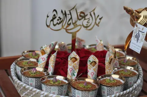 هديه رمضانيه من گنف سويت ✨ تحوي على: صينيه مكونه من فناجين الكنافه المميزة بحشوه القشطه الطازجة ودله الشيره مزينه ب الورد الجوري