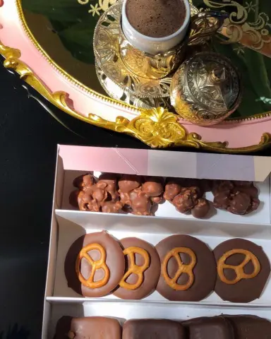 ‏”رغم كل هذا الثبات الذي أظهره إلا أني بحاجة إلى كلمة واحده تميل قلبي وتهزم خوفي وتزيل عن صدري ثقل العالم.”