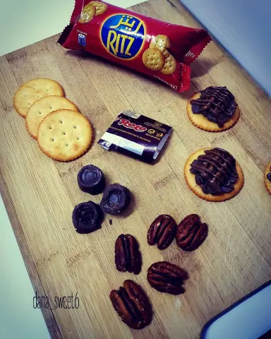حلا الريتز سهل وسريع ولذيذ بسكويت ريتز شوكولا رولو جوز بيكان وزينتها بالجالكسي #dana_sweet6 #sweet #sweets #ritz #حلا_سهل #حلويات_الرياض_ #حلوياتي #حلويات #بسكويت_ريتز #حلا_الريتز
