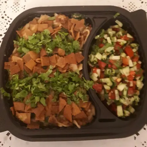 Burning finger with green salad #lunchtime #eating #foods#salads#foodtime #lunchbox