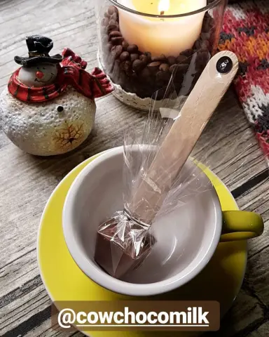 تصوير زبونتنا لكاوشوكوميلك شكرا عبير #cowchocomilk #hotchocolate #riyadh #chocolatecubes ❤️ thank you abeer