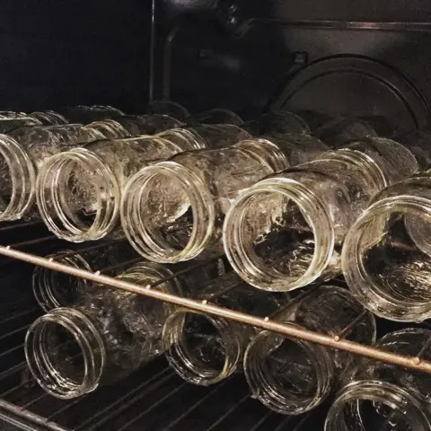 قبل عمل المخمر نبدأ بخطوه ضروريه وهي تعقيم العلب بدرجه حرارة عالية دفعتنا جاهزه بمتجر قاف