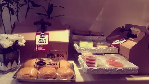يحلي اجتماعاتكم ❤ #lunchbox #burger #bbq #boxgrill #عنيزة #برجر #شاليهات_عنيزة #سناب_شات #سياحي_عنيزة #شواء #بوكس_قريل #اليوم_الوطني #مطاعم #احتراف #بوكس