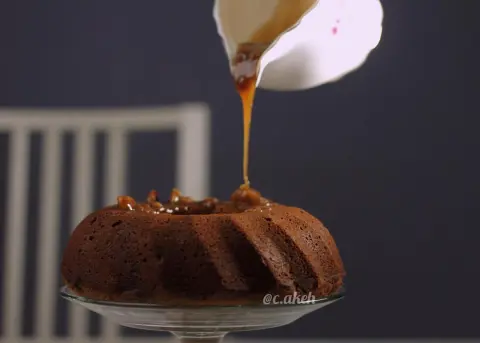 ما في الذ من كيكة التمر المنغنغه بصوص الكراميل اللذيذ