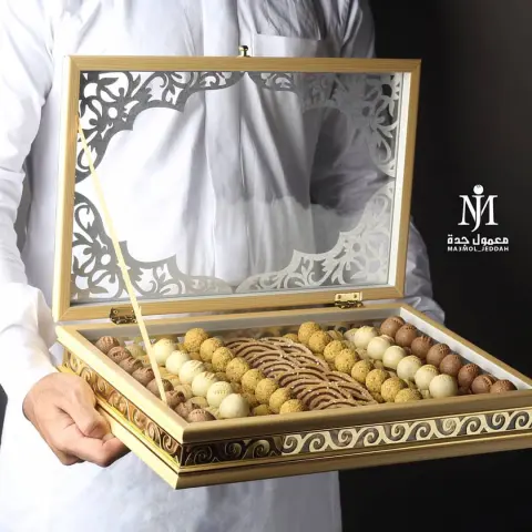 علبة هدايا بالمعمول ٢٦٠ ريال كميه المعمول كيلو و ٤٠٠ جرام الانواع حسب الطلب يمكن تعديلها