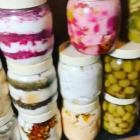 طبق منزلي من مكدوس ومخللات واجبان بلدي
