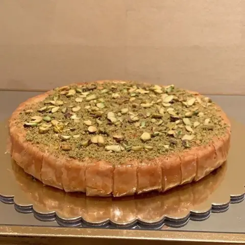بقلاوة كريمي مقرمشة بقطر ٢٥سم بـ١٢٠