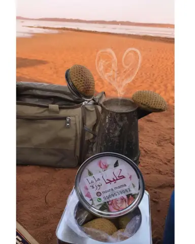 ومين ما يحب الكشتات والطلعات والاستمتاع بالأجواء اللطيفة .. وما تحلا الجلسة إلا بكليجا ماما نورة .. شاركونا صوركم و كشتاتكم وأهم شيء ماما نورة تكون متربعه بمنتصف المكان ماما نورة = الكليجا(✖️).. الحين يعصبون علينا النورات الله يخليهم ويطول بأعمارهم♥️