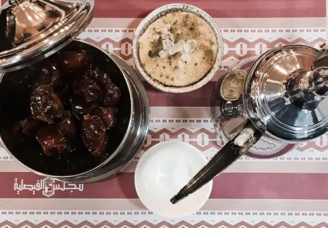 ‫تذوق ⁧‫#قهوه‬⁩ مهيله مع ⁧‫#تمر‬⁩ فاخر ⁧‫#فطور_البيت‬⁩‬ ‫في ⁧‫#مجلس_الفيصليه‬⁩‬ ‫⁧‫#الدمام‬⁩ حي ⁧‫#الفيصليه‬⁩ ⁧‫#المنار‬⁩ ‬ ‫.‬ ‫⁧‫#رمضان‬⁩ ⁧‫#عيد_الفطر‬⁩‬ ‫.‬ ‫⁧‫#محمد_بن_سلمان_وليا_للعهد‬⁩‬ ‫.‬ #cafe #coffee #khobar #dammam #cheesecake #الخبر #اكل #البحرين #الشرقيه #مطعم #مقهى #مطاهم #مقاهي #ديوانيه #شاهي #شاي