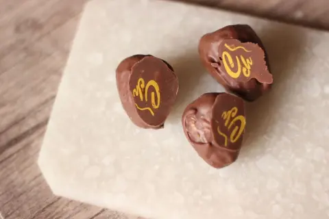 - تمر بزبدة الفول السوداني - Peanut butter Date