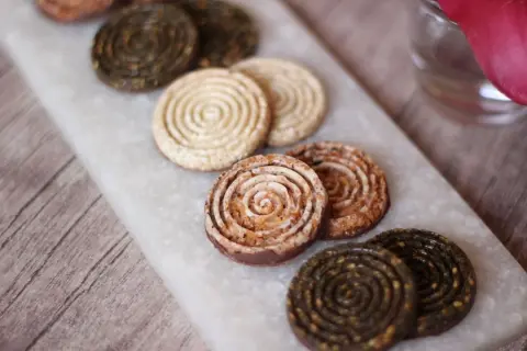 - اقراص الشوكولاته بالسمسم، جوز الهند المحمص، والزعتر - Chocolate discs with sesame, Roasted coconut, and thyme