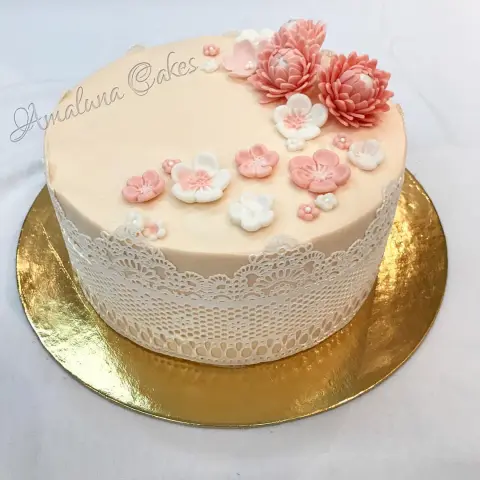 Simple yet classy flower cake with some lace detail ✨ This was our signature Carrot spice cake with cream cheese frosting Used Organic raw cane sugar in the cake base. كيكة ورود أنيقة وبسيطة مع تفاصيل من الدانتيل. كانت هذه كيكة الجزر الغنية مع كريمة الكريم تشيزاستخدمنا سكر القصب العضوي في الكيكة #homebaking #lowsugar #organic #lacecake #flowers #cakestagram #cakedecorating #peach #carrotcake #creamcheese #mumflower #riyadh #jeddah #teaparty #ksahealth