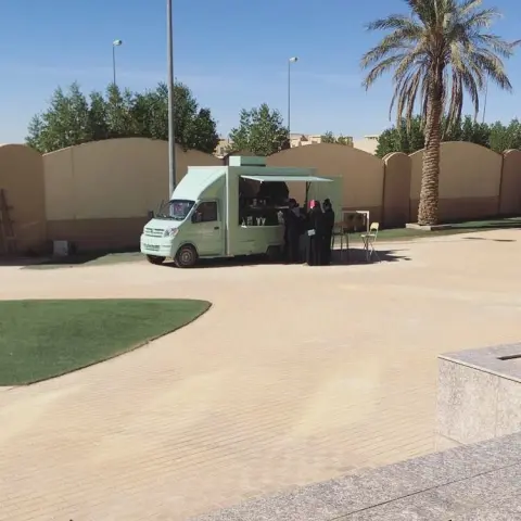 موجودين داخل جامعة اليمامة للطالبات لمدة ثلاث ايام تعرفون احد يدرس هناك؟ سو لهم منشن