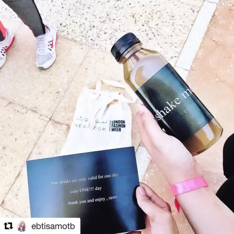 #Repost ( ) ・・・ احب التاجرات اللي يهتمون بادق التفاصيل، تغليف المشروب والباكج يشوق! ✨ . . Check juicylicious out! They offer detox juices and smoothies! I highly recommend their detox juices. It helps with weight loss and it improves your health in general. Instagram شيكو حسابهم وابدأوا نظامكم الصحي، لان الدفع عند الاستلام ✔️