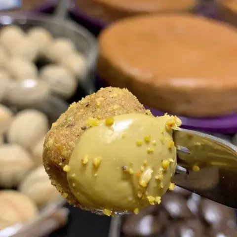 الكرات الفستقية ماتقدر تقاوم طعم البستاشيو تذوب ويذوبك فييهه ❤️ #رمضان_كريم .. وكل عام وانتم بخير ..♥️ . . ( اطلبها عن طريق تطبيقات التوصيل تويو/ وصل / هنقرستيشن / جاهز / مرسول/ كريم ناو ).. . . . . #رمضان_يجمعنا #كيكاتي #كيك_الدخن #كيك_الدخن_بالتمر #بيت_الدخن #مساء_الخير #كيكة_الدخن #قهوة_المساء #قهوة_الصباح #ام_عصام #قهوتي #قهوة_عربية #جوزية #توفي #جالكسي #كتكات #تويكس #مارس #معمول_بيتي #معمول_دخن #مساء_الفل #صباح_الفل #صباح_الخير #مساء_الخير #مسابقة #خميسكم_بيت_الدخن #مسابقات #جوائز #جوايز.