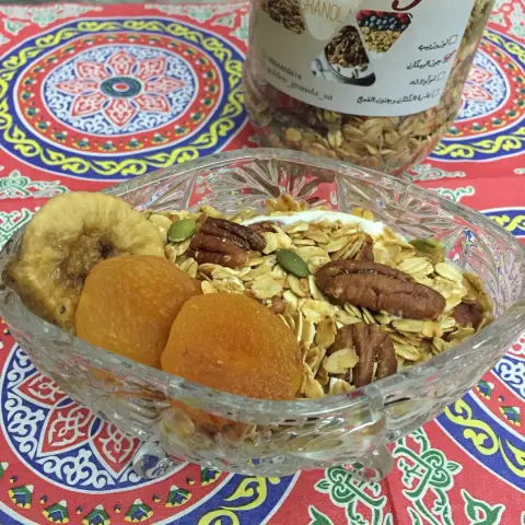 #اقتراحات_التقديم طبق قرانولا مع الزبادي والتين والمشمش المجففين وجبة ممتعة ومشبعة #golden_granola #رمضانيات #وزني_غير_في_شهر_الخير #تخسيس #رشاقة_للأبد #قرانولا
