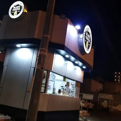 كوب من بلاك كوفي في الأجواء الجميلة