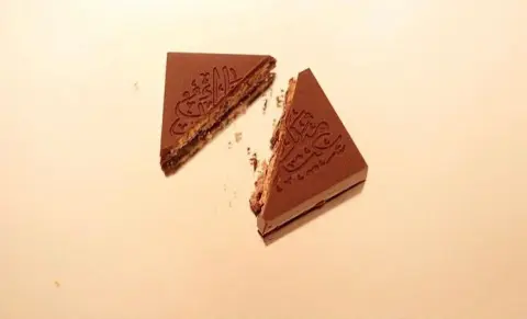 تشوكلت عيد مبارك بحشوة الويفر✨